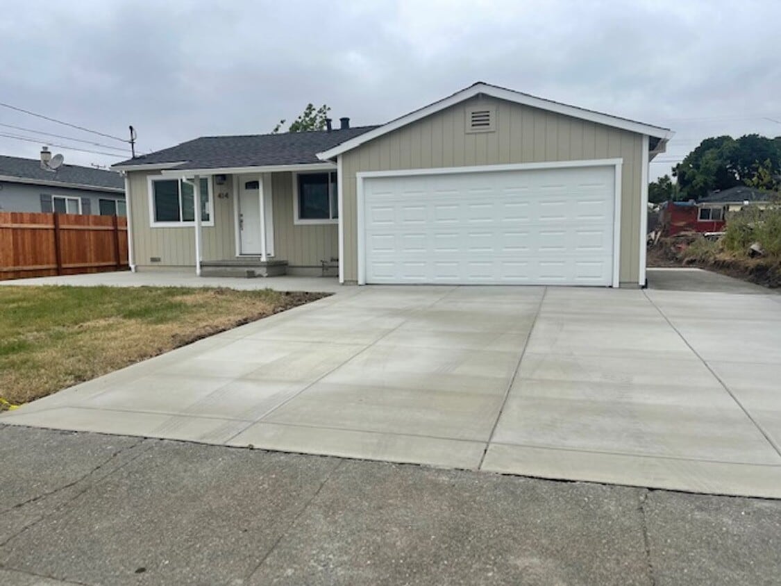 Primary Photo - For Rent: Beautifully Updated 3-Bedroom Ho...