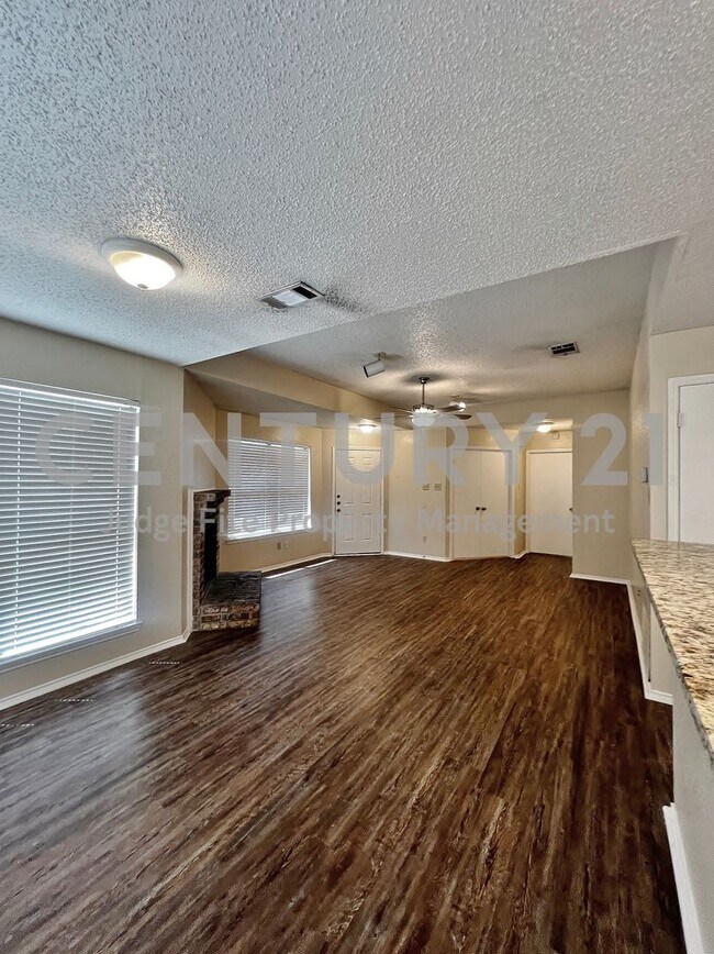 Foto del edificio - Charming 2/1 Duplex with Carport in Grand ...