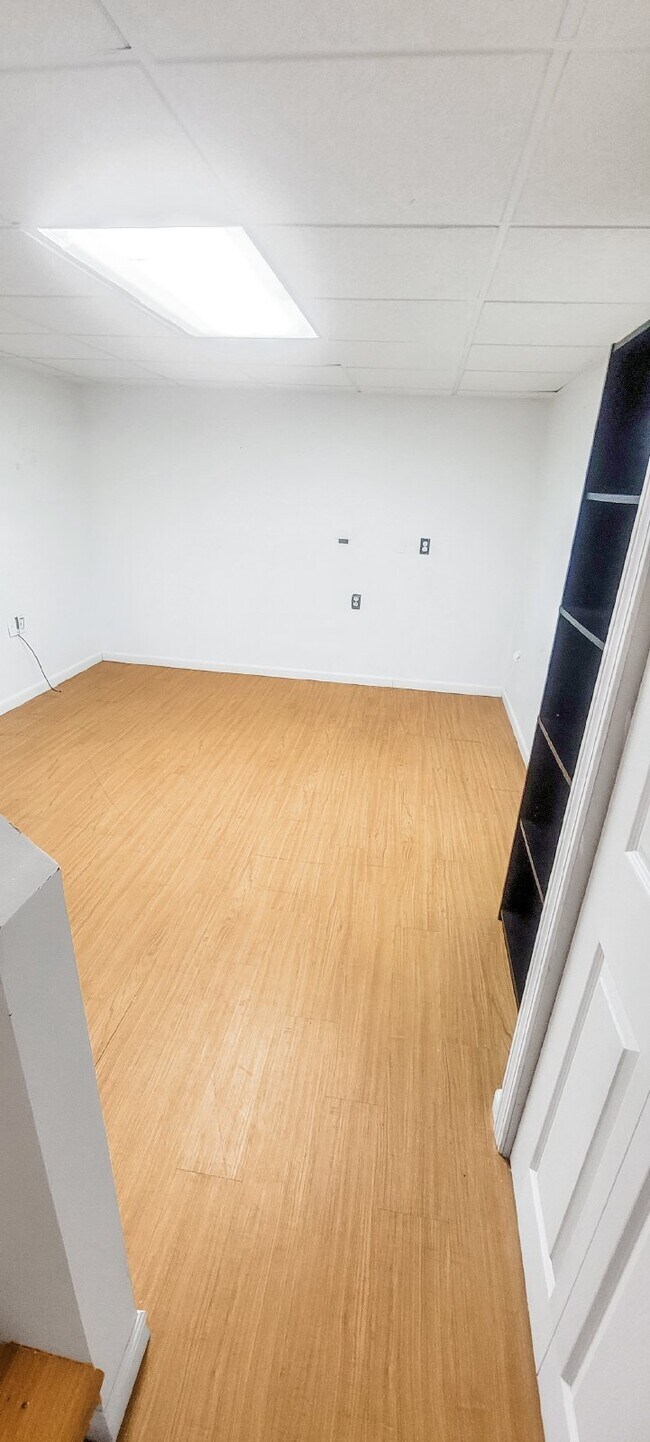 Foto del edificio - 2 + Bedroom, 3-level Townhouse on Amherst ...