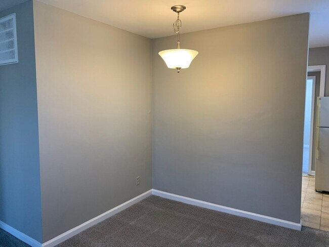 Foto del edificio - Four Seasons Area, 3 Bedrooms Plus Office, Fire Place, Convenient to Mall & Interstates.