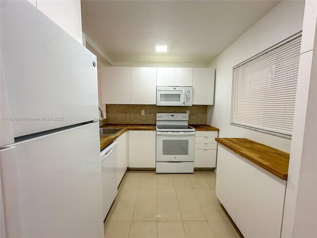 Foto del edificio - 8025 SW 107th Ave