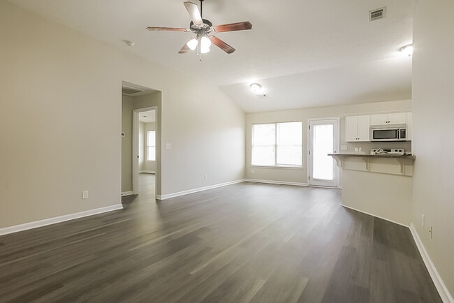 Building Photo - 815 Westlawn Dr