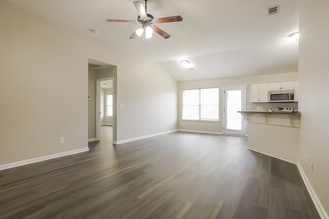 Foto del edificio - 815 Westlawn Dr