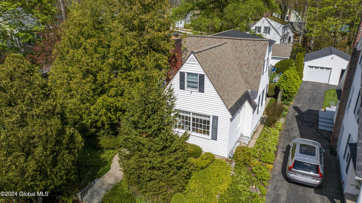 Foto principal - 34 Pinewood Ave