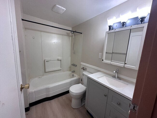 Foto del edificio - 2 bedroom Upper-level duplex