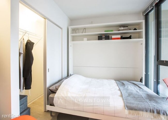 Building Photo - Studio, 1 bath Apartment - 152 W Superior St