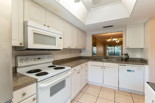 Foto del edificio - Conveniently located Unfurnished 2-bed, 2-...