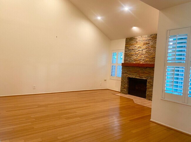 Foto del edificio - Wonderfully located 3bed, 3 bath in the heart of Westlake VIllage