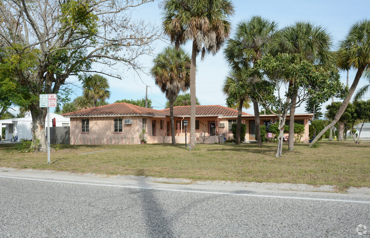 Primary Photo - Gulf Winds Dr Apartments