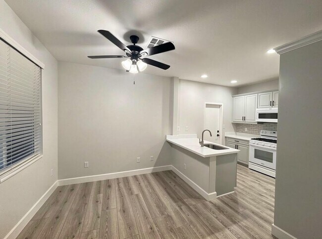 Building Photo - Stunning Home in the Beautiful Mariposa Community of Santa Clarita!
