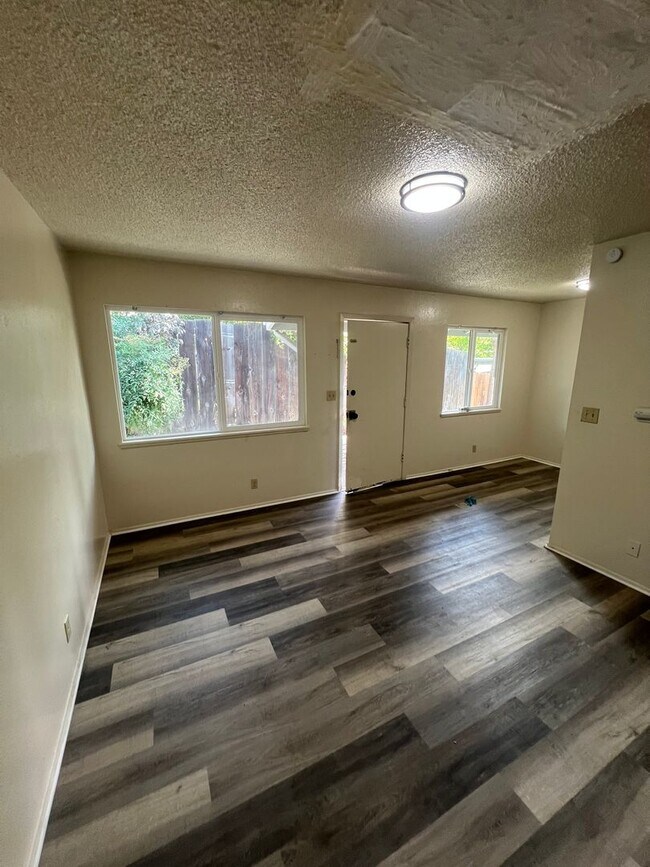 Foto del edificio - Oroville one bed one bath duplex for rent.