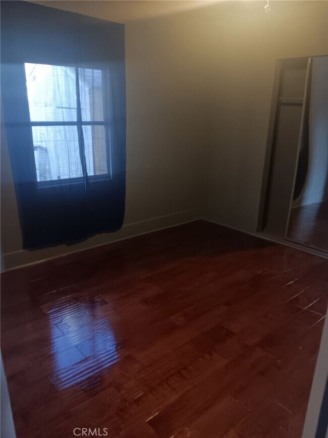 Foto del edificio - 1537 W 58th Pl