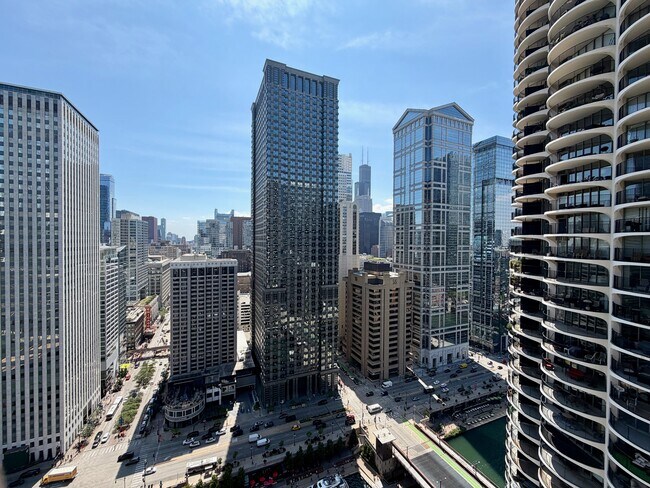 Foto del edificio - 300 N State St