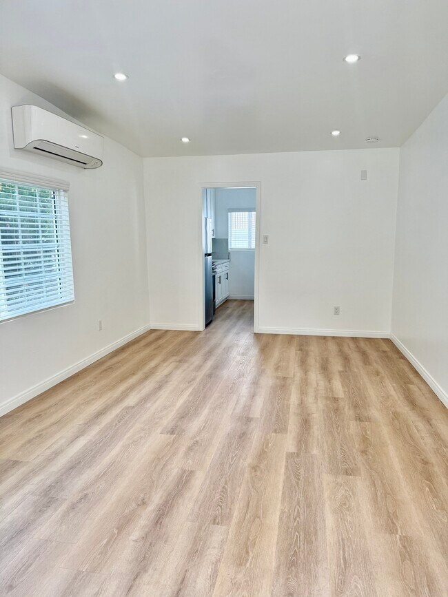Foto del edificio - 1041 N Edinburgh Ave