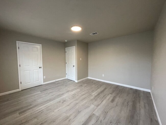 Building Photo - 6019B Bedford Dr. Beaumont, TX 77708