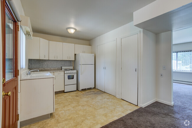 1BD, 1BA - 755SF - Dining/Kitchen - Amber Square Apartments and Townhomes