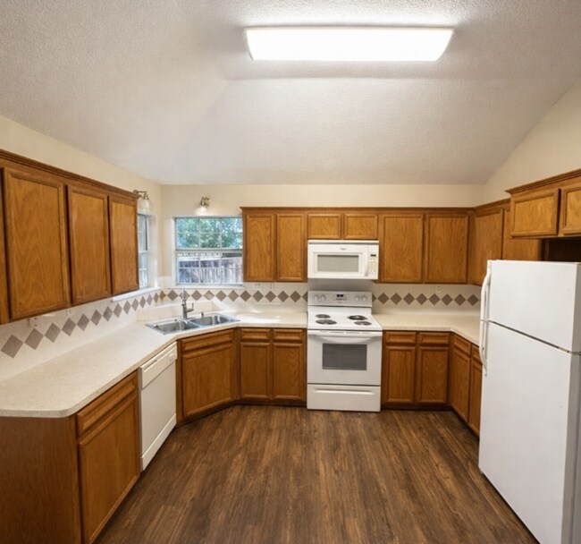 Foto del edificio - AVAILABLE MID MAY ; APPLY TODAY ON OUR WEBSITE!!!