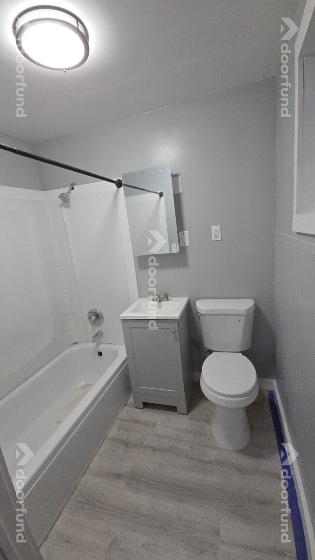 Building Photo - 418 River St