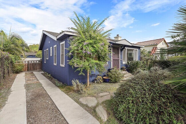 Foto del edificio - Enchanting Bungalow w/English Flower Garden in Venice- 2 Bedrooms 1 Bath