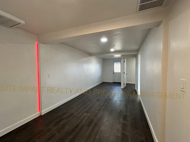 Building Photo - 321 N Martin Ave