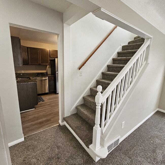 Building Photo - 3 Bedroom Bungalow w/ New Carpet Through O...
