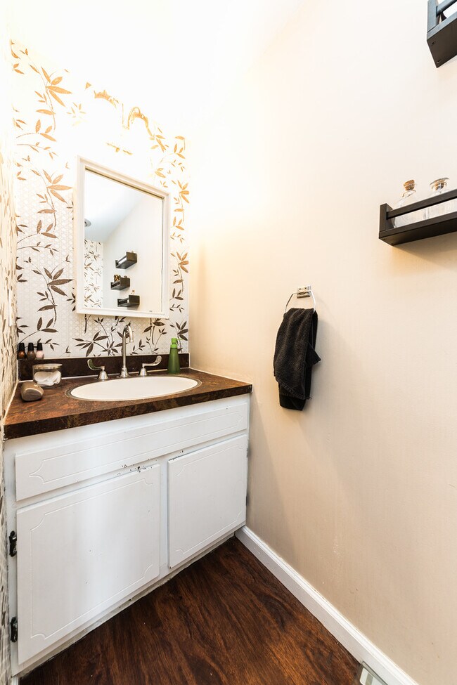 Foto del edificio - AVAILABLE MAY  - 2 Bedroom 1.5 bathroom Ho...