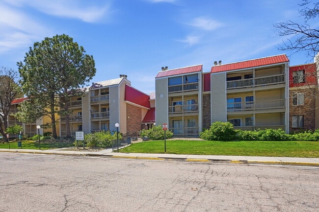 $1,470.95 - 2 Bed, 1 Bath Condo in Aurora with In Unit Laundry! - $1,470.95 - 2 Bed, 1 Bath Condo in Aurora with In Unit Laundry!