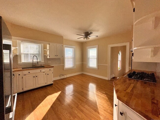 Building Photo - 34 N Spring St