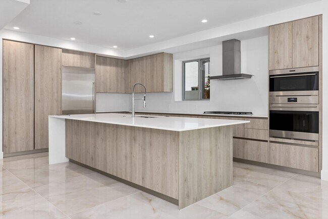 Building Photo - 475 E Royal Palm Rd