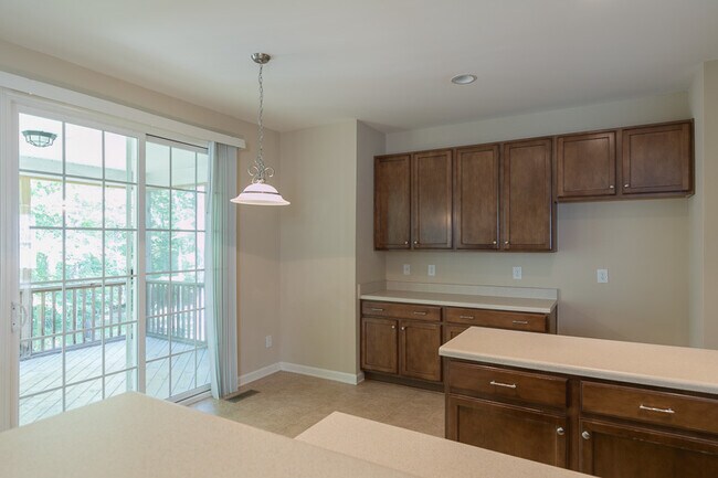 Foto del edificio - Spacious 6-Bedroom Home in Desirable Latta...