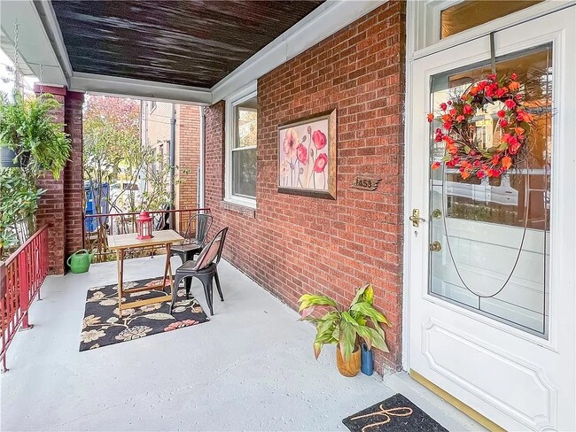 Cozy Porch - 1453 Park Blvd