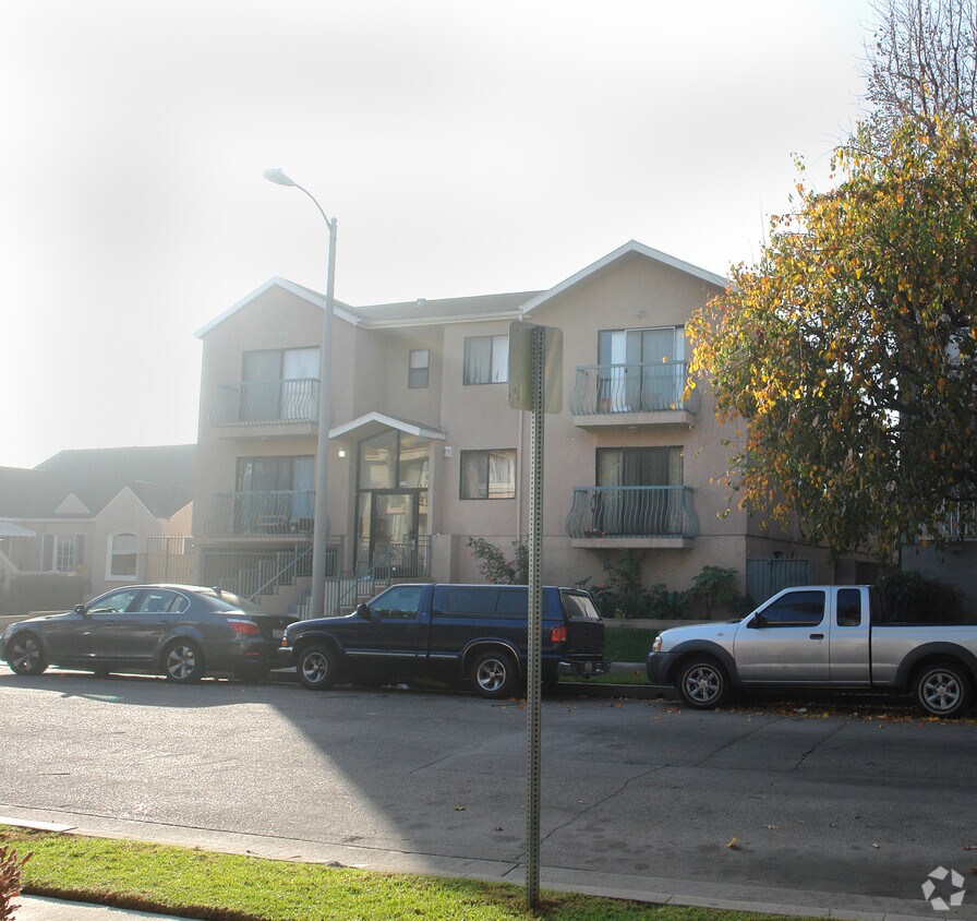 Strong sun obstruction - 10916 Huston St