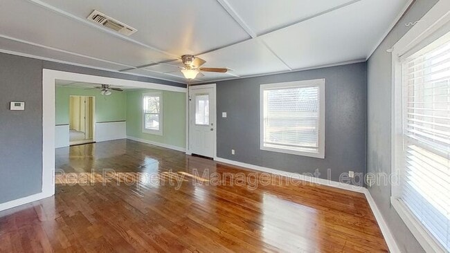 Building Photo - 1030 Oak Dr