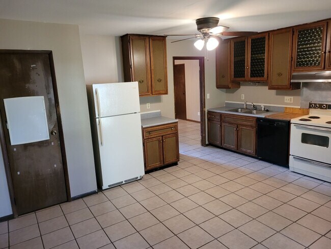 Building Photo - Great Ranch House next to a Park and Publi...