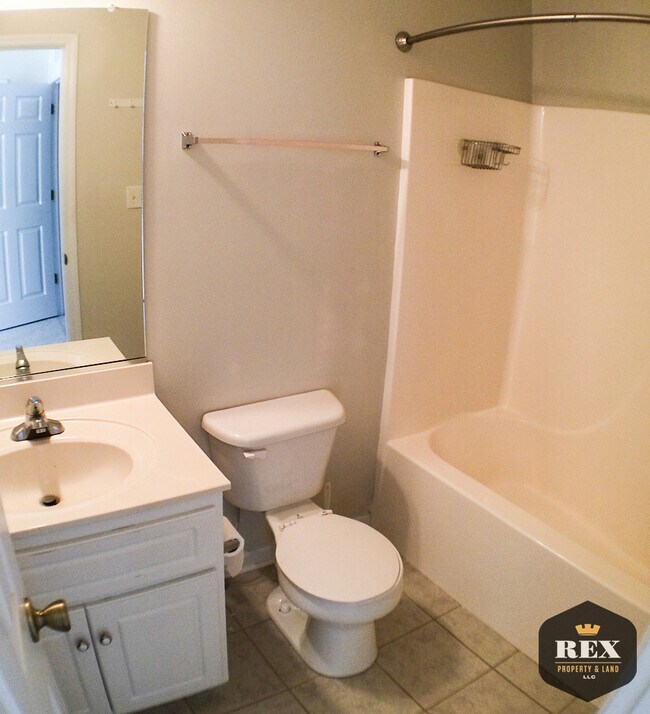 Foto del edificio - Modern 2 bedroom 2.5 bath Townhome with fe...