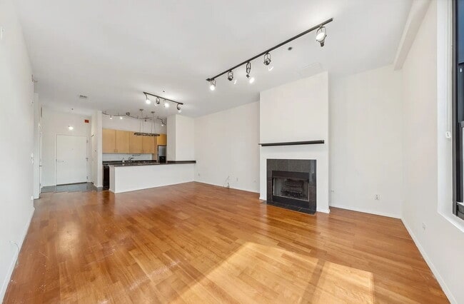 Building Photo - Modern Unit in Prime Location
