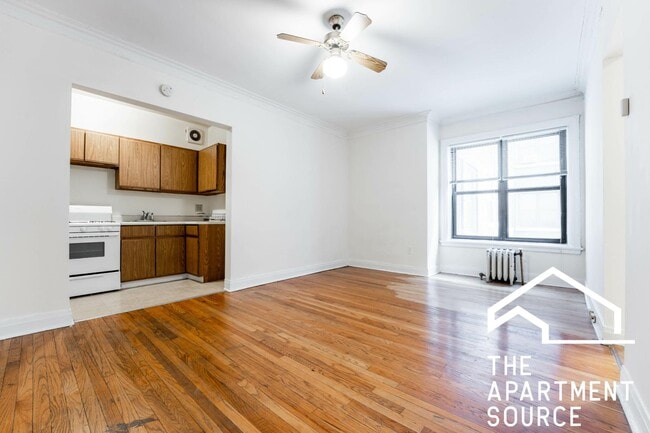 Building Photo - 540 W Briar Pl