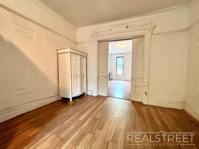 Foto del edificio - Charming 1+ BED in Bed Stuy Brownstone!