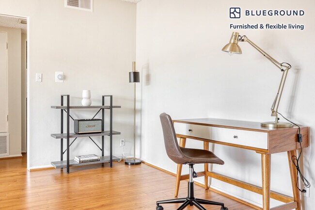 Foto del edificio - 4851 Hazeltine Ave