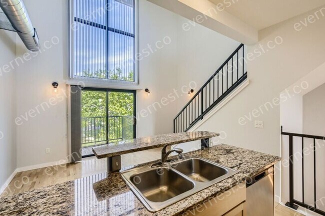 Foto del edificio - 4645 Broadway St