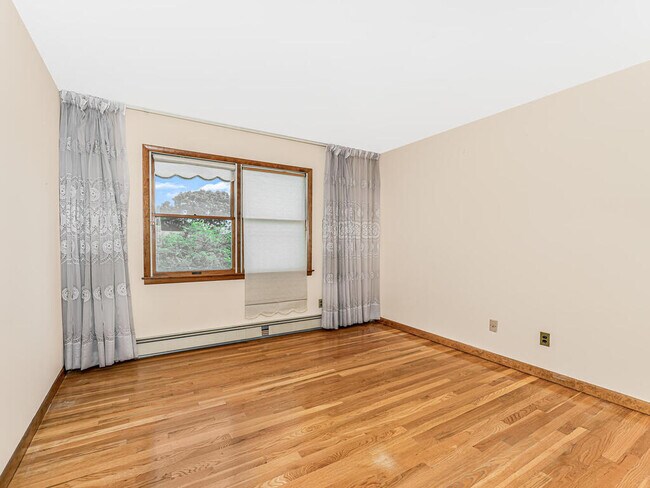Building Photo - 243 Lakeview Ave