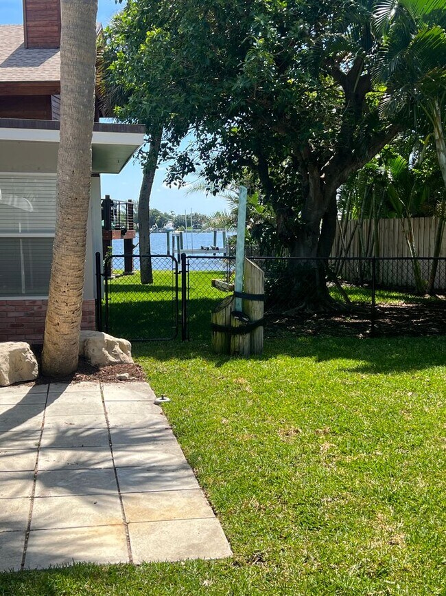 Foto del edificio - Cozy 2/1 home steps to the intercoastal!