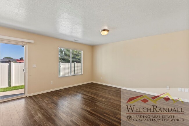 Foto del edificio - 3 bedroom Layton Townhome.