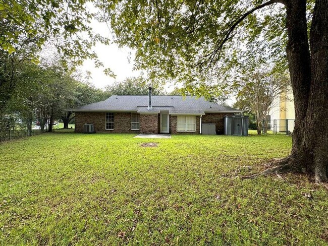 Building Photo - Brick Home 3 Bed 2 Bath! Available NOW!!