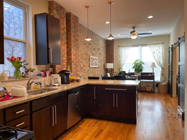 Foto del edificio - 821 N Damen Ave.