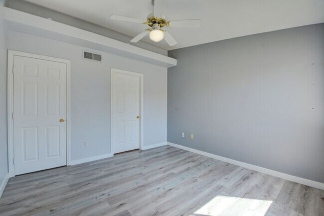 Foto del edificio - Stunning, Recently updated 2nd-floor condo is located in the coveted & gated community of Horizon...