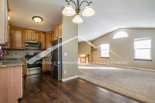 Foto del edificio - Split-level Home With Fenced Backyard and 2 Large Decks!