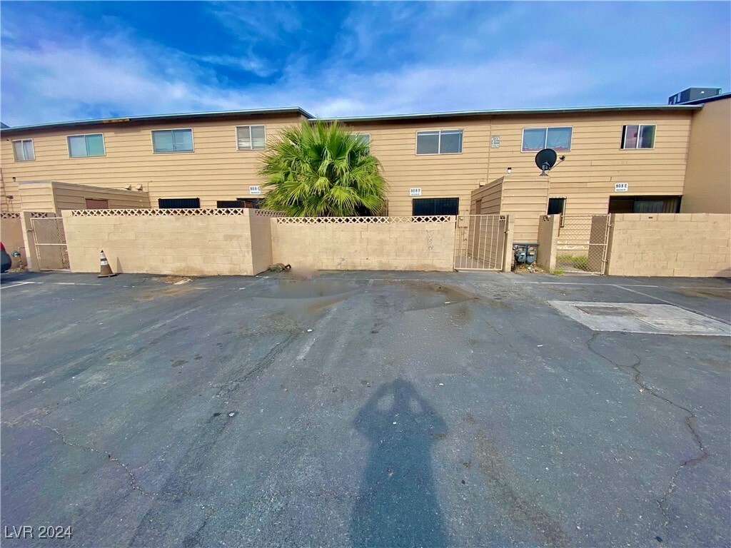 Primary Photo - 808 E Nelson Ave