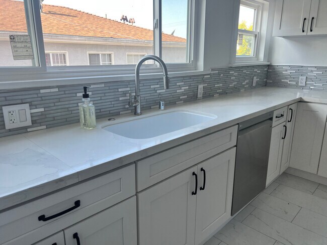 Foto del edificio - 1343 Cloverdale Ave