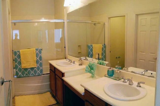 Enorme baño principal con lavabos para él y para ella. - 1026 Emerald Terrace